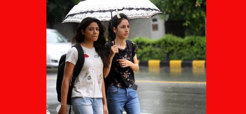 दिल्ली-एनसीआर में मौसम ने ली करवट, बारिश के साथ पड़े ओले, गिरा तापमान