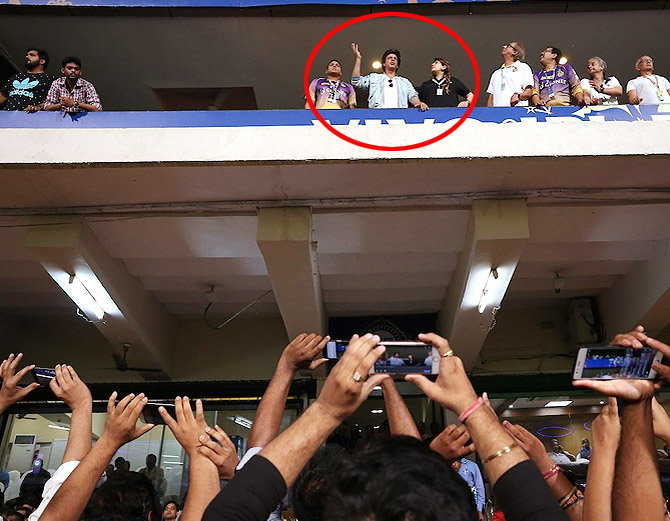 IPL मैच में फैन्स को नजर आए शाहरुख, फोटो के लिए मच गई होड़