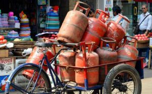 मुफ्त LPG कनेक्शन के लिए सरकार ने 'आधार' की डेडलाइन बढ़ाई, जानें कौन-सी है....