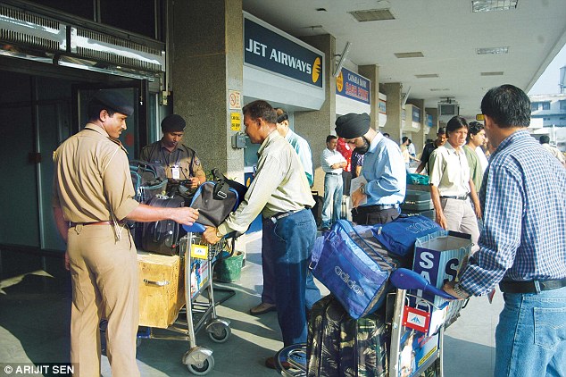 अब बेहद आसान हुयी एयरपोर्ट के अन्दर एंट्री, नही होगी कोई कागजी कार्यवाही