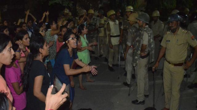 बीएचयू में धरना प्रदर्शन भड़की हिंसा, छात्र-छात्राओं पर जमकर बरसाई लाठीयां, छावनी में तब्दील हुई यूनिवर्सिटी