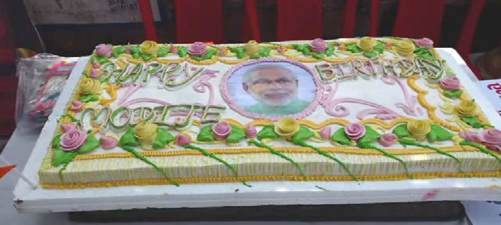 BJP कार्यकर्ताओं ने 30KG का केक काटकर PM मोदी को दी जन्मदिन की बधाई