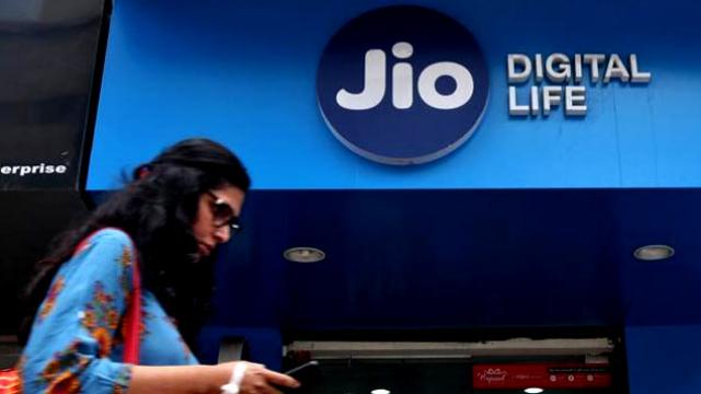 Jio फोन का रिकॉर्ड: एक दिन में बुक हुए 60 लाख फोन, नवरात्रि मेें होगी डिलीवरी