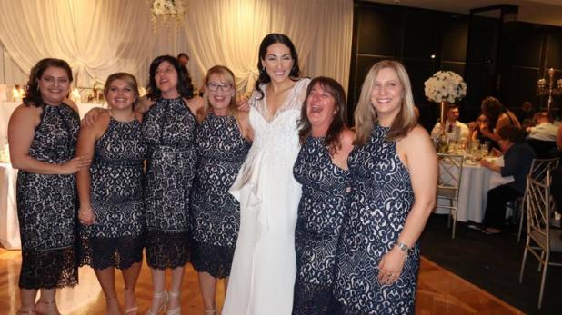 शादी समारोह में भाग लेने के लिए 6 महिलाएं पहुंची एक ही ड्रेस में....