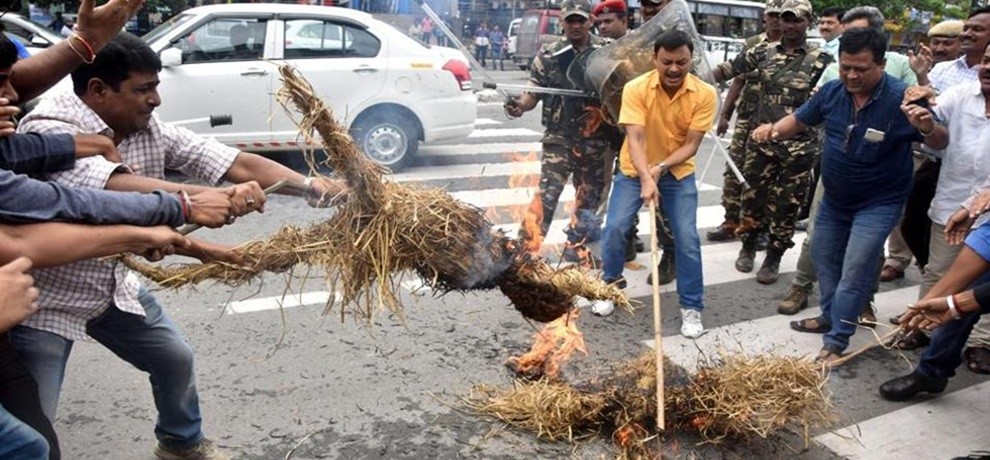 भाजपा सांसद के बिगड़े बोल-नेहरू को कहा 'कचरा', कांग्रेस ने दर्ज करवाई शिकायत