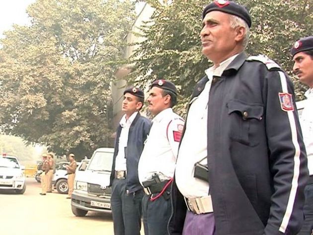 तो मुकुट पहनकर बाइक चला रहे 'रावण' पर यातायात पुलिस ने ठोका जुर्माना