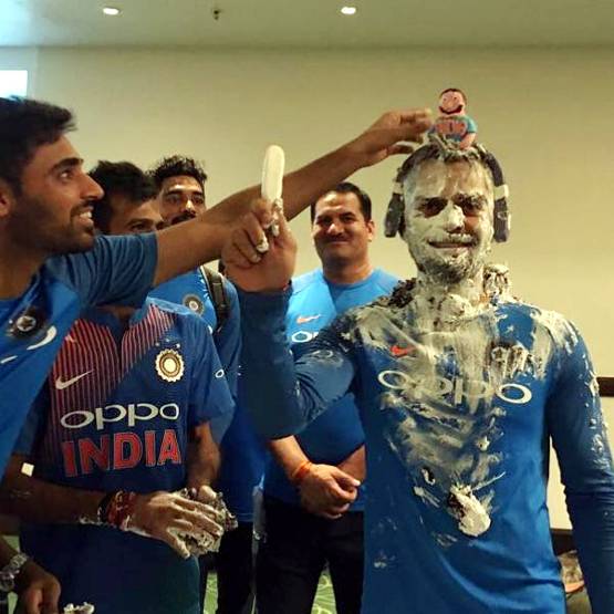 कुछ इस तरह से आधी रात को टीम इंडिया ने मिलकर विराट का मनाया बर्थडे...