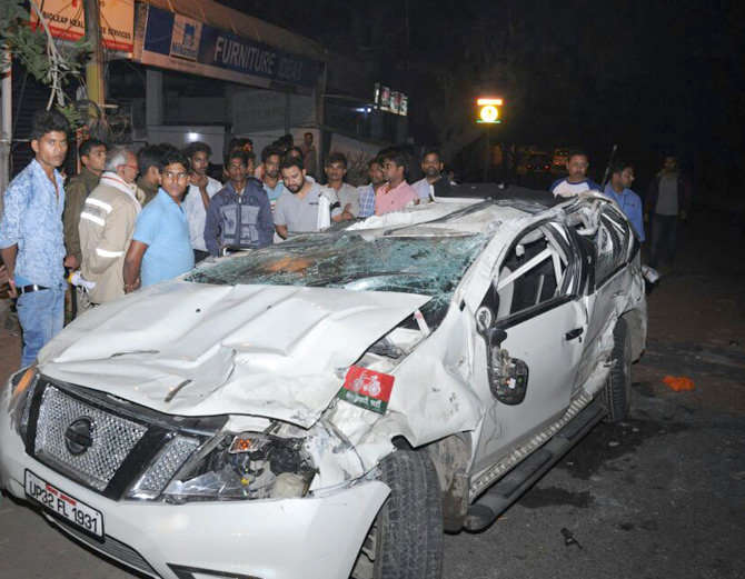 UP: लखनऊ में भीषण एक्सीडेंट में एक युवक की मौत-कई घायल, शराब की नशे में हुई घटना