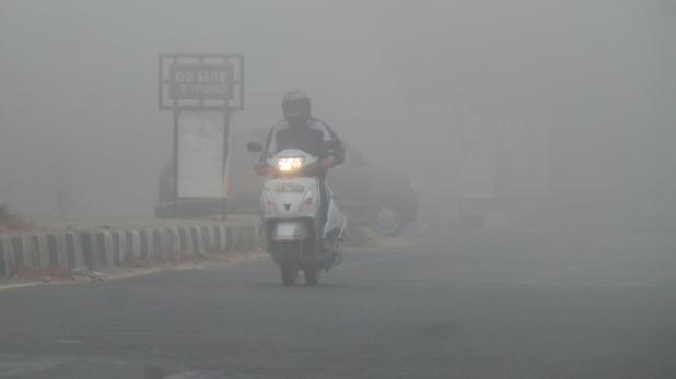 दिल्ली में बढ़ा कोहरा का कहर, प्रदूषण का स्तर भी रहा ज़्यादा...