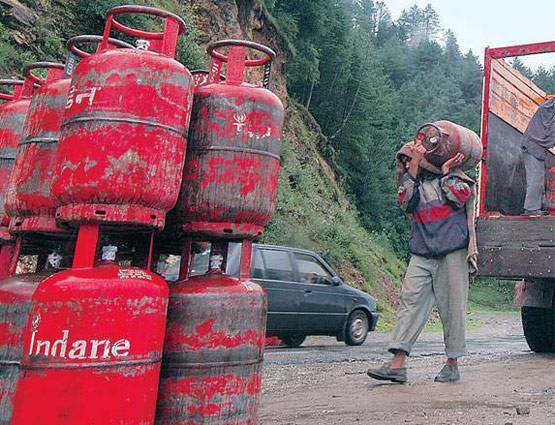 सावधान: अगर आपके पास है कार, तो छिन सकती है LPG सब्स‍िडी