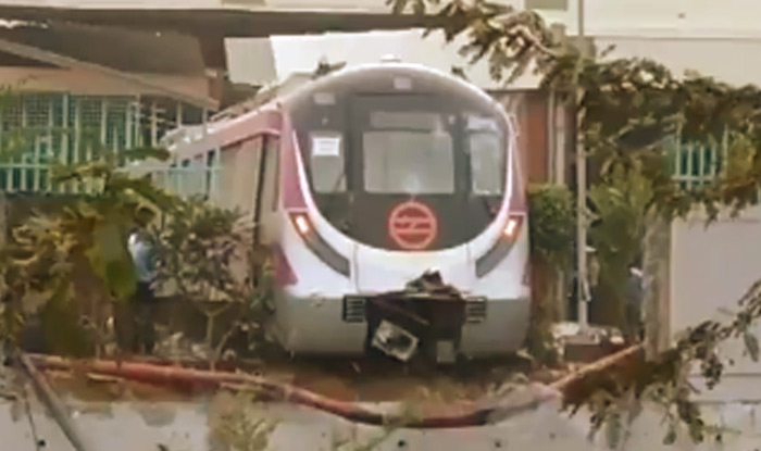 ट्रायल रन के दौरान दीवार तोड़कर बाहर जा निकली दिल्ली मेट्रो