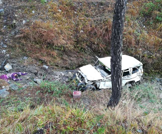 अल्‍मोड़ा में मैक्‍स वाहन खाई में गिरा, तीन शिक्षक समेत चार की मौत