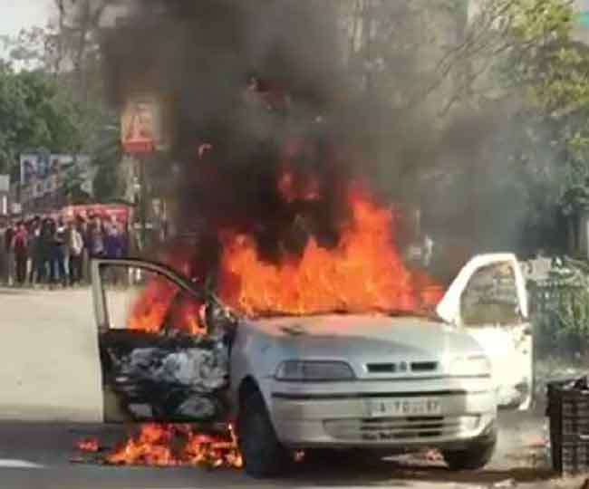 चलती कार में लगी आग, परिवार के सदस्यों ने कूदकर बचाई जान