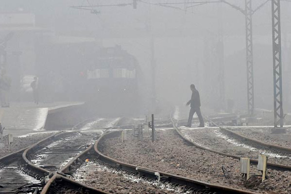 कोहरे का कहर जारी, 35 ट्रेनें लेट, 10 रद्द और तीन का बदला समय 