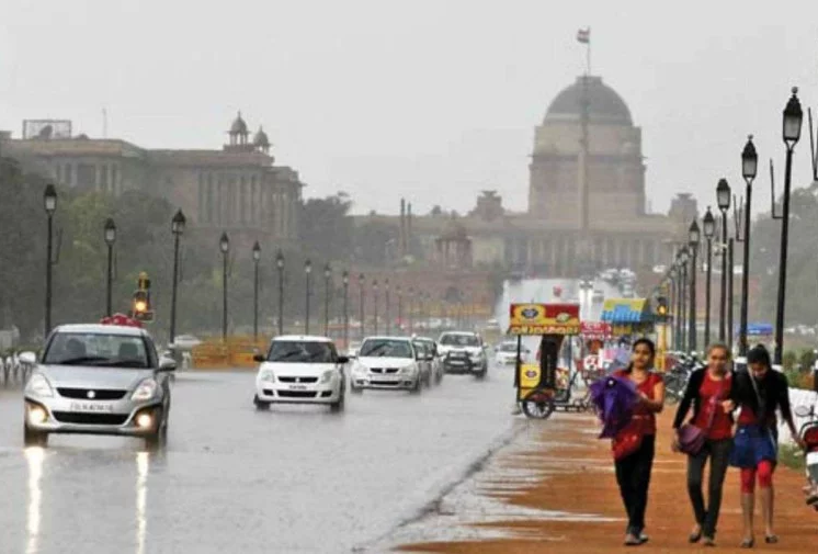 दिल्ली-NCR का मौसम बदला, हल्की बार‌िश से गिरा पारा