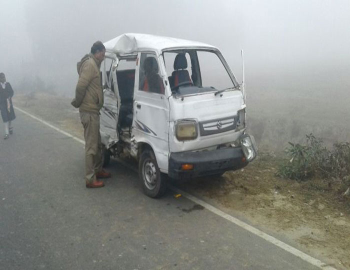 उन्नाव में आज घने कोहरे की वजह से ट्रक की स्कूली वैन से टक्कर में 16 बच्चे घायल, तीन गंभीर