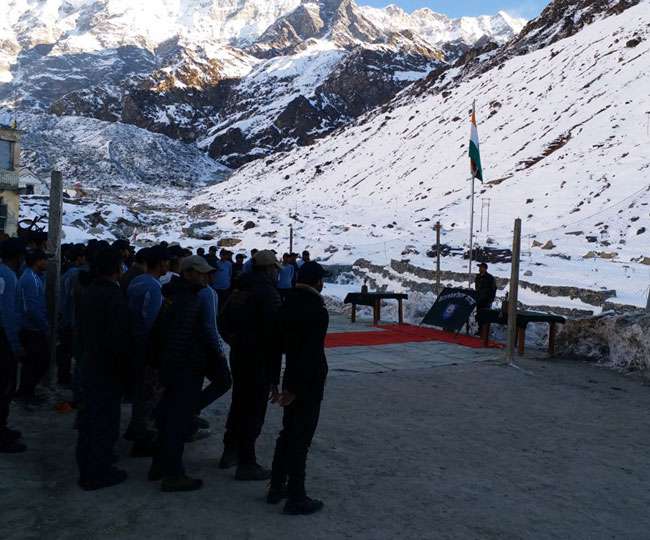 उत्तराखंड के केदारनाथ में शून्य डिग्री से नीचे तापमान पर फहराया तिरंगा