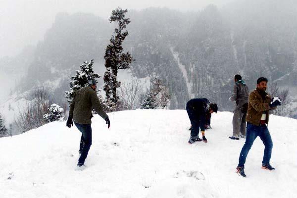 उत्तराखंड के मौसम ने पलटी करवट हुई बर्फबारी, पर्यटकों ने किया रुख