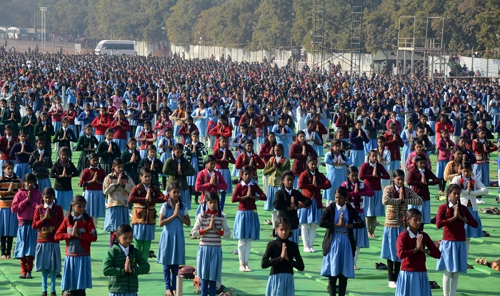 एक साल में 1.46 करोड़ बार सूर्य नमस्कार कर 15 हजार छात्रों ने बनाया वर्ल्ड रिकार्ड