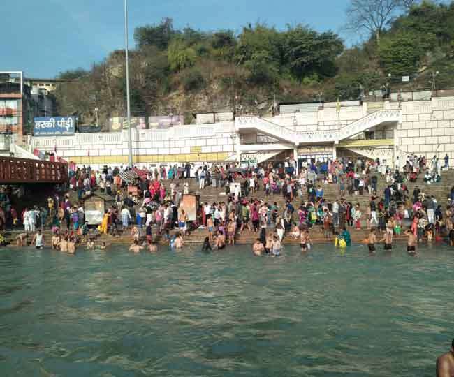 चंद्रग्रहण से पहले श्रद्धालुओं ने किया गंगा स्नान, मंदिरों के कपाट बंद