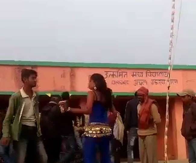 बिहार में कुछ इस तरह तिरंगे की बेइज्जती, तिरंगे के नीचे बार बालाओं के साथ...