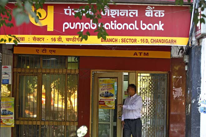 PNB में सबसे बड़ा बैंकिंग घोटाला, नीरव मोदी के ठिकानों पर रेड, जानें बड़ी बातें