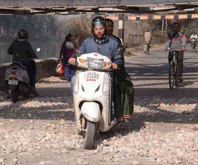 उत्तराखंड में चलती मालगाड़ी से गिरने लगे पत्थर, हुए कई लोग चोटिल