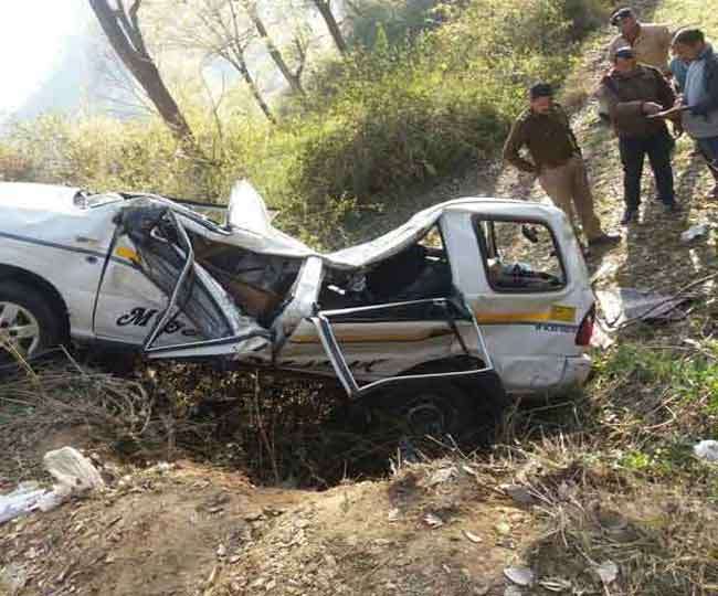 बरात की गाड़ी खाई में गिरी, हुई छह की मौत