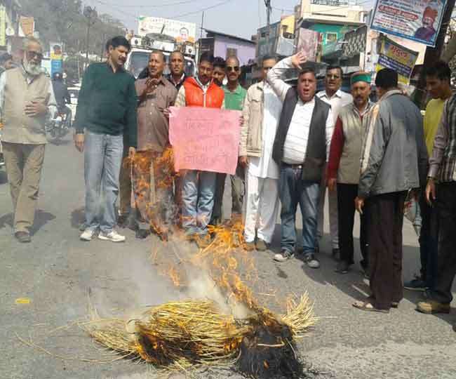 सीएम के बयान पर भड़के राज्य आंदोलनकारी, रामनगर में फूंका पुतला