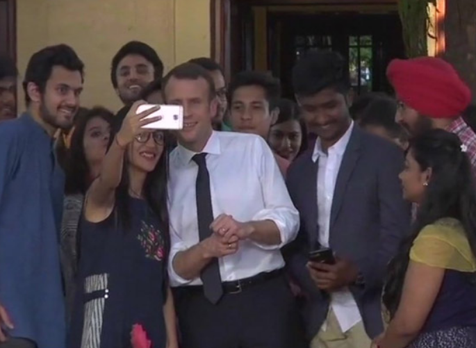 फ्रांस के राष्ट्रपति इमैनुअल मैक्रों स्‍टूडेंट्स से मिले, इस अंदाज में आए नजर