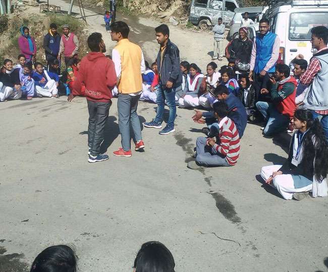 उत्तराखंड में छात्रों ने सड़क पर लेटकर लगाया जाम, नारेबाजी कर किया प्रदर्शन