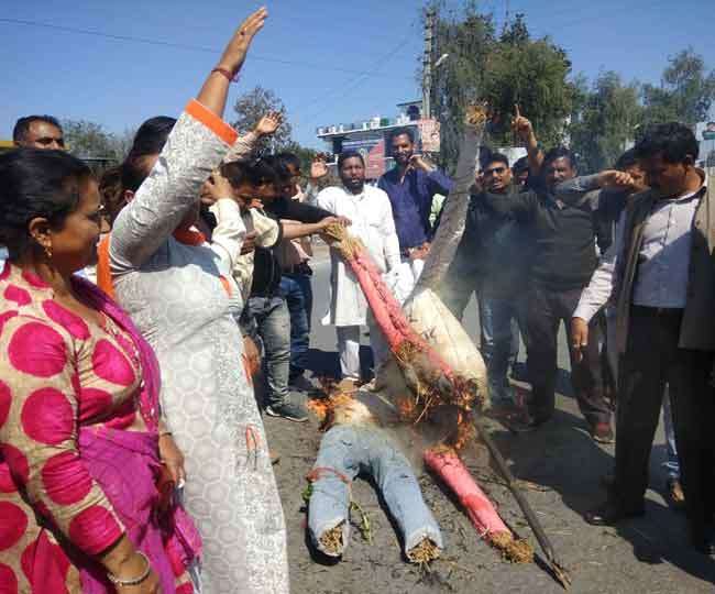 भाजपा सरकार के खिलाफ कांग्रेसी उतरे सड़कों पर, फूंके पुतले