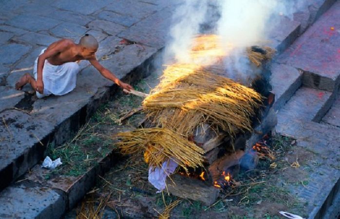 मृत्यु के बाद आखिर क्यों मनुष्य को जलाया या दफनाया जाता है?