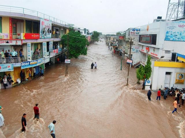 आधा देश जलमग्न, 50 से ज्यादा हुई मौतें!