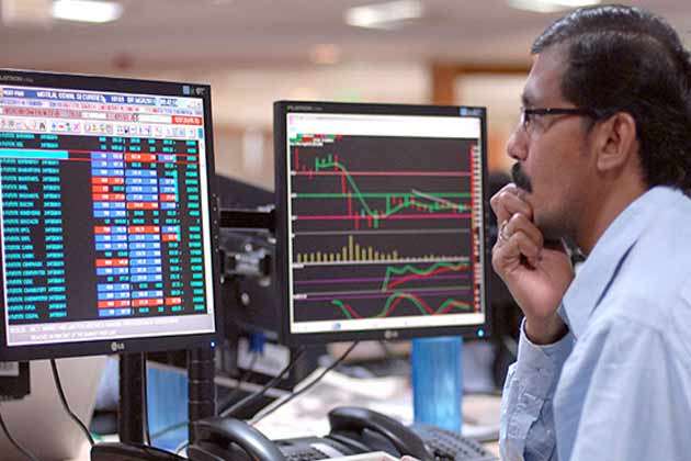 सोमवार के सत्र में भारतीय शेयर बाजार मामूली बढ़त के साथ कारोबार कर बंद हुआ है। प्रमुख सूचकांक सेंसेक्स 39.80 अंक की बढ़त के साथ 35483 के स्तर पर और निफ्टी 19.30 अंक की बढ़त के साथ 10786 के स्तर पर कारोबार कर बंद हुआ है। नेश्नल स्टॉक एक्सचेंज पर मिडकैप इंडेक्स 0.03 फीसद की कमजोरी और स्मॉलकैप 0.20 फीसद की बढ़त के साथ कारोबार कर बंद हुआ है।   फार्मा शेयर्स में खरीदारी  सेक्टोरियल इंडेक्स की बात करें तो मेटल और रियल्टी को छोड़ सभी सूचकांक हरे निशान में कारोबार कर बंद हुए हैं। बैंक (0.01 फीसद), ऑटो (0.12 फीसद), फाइनेंशियल सर्विस (0.10 फीसद), एफएमसीजी (0.32 फीसद), आईटी (0.04 फीसद) और फार्मा (0.50 फीसद) की बढ़त देखने को मिली है।   भारतीएयरटेल टॉप गेनर सेक्टोरियल इंडेक्स की बात करें तो 33 हरे निशान में और 17 गिरावट के साथ कारोबार कर बंद हुए हैं। सबसे ज्यादा तेजी भारतीएयरटेल, बजाज फाइनेंस, ग्रासिम, अल्ट्रा सीमेंट और जील के शेयर्स में हुई है। वहीं, गिरावट टाटा स्टील, यूपीएल, एचसीएलटेक, पावरग्रिड और आईओसी के शेयर्स में हुई है।   शुरुआती मिनटों में भारतीय शेयर बाजार की शुरुआत बढ़त के साथ देखने को मिली है। प्रमुख सूचकांक सेंसेक्स 144 अंक चढ़कर 35588 के स्तर पर और निफ्टी 39 अंक की बढ़त के साथ 10807 के स्तर पर कारोबार कर रहा है। नेशनल स्टॉक एक्सचेंज पर मिडकैप इंडेक्स में 0.43 फीसद और स्मॉलकैप में 0.54 फीसद की बढ़त देखने को मिल रही है।   रियल्टी शेयर्स में खरीदारी सेक्टोरियल इंडेक्स की बात करें तो सभी सूचकांक हरे निशान में कारोबार कर रहे हैं। सबसे ज्यादा खरीदारी रियल्टी शेयर्स में देखने को मिल रही है। वहीं, बैंक (0.24 फीसद), ऑटो (0.13 फीसद), फाइनेंशियल सर्विस (0.12 फीसद), एफएमसीजी (0.30 फीसद), आईटी (0.57 फीसद), मेटल (0.70 फीसद) और फार्मा (0.65 फीसद) में बढ़त देखने को मिल रही है।    वैश्विक बाजारों का हाल सोमवार के कारोबार में शांघाई एक्सचेंज को छोड़कर सभी एशियाई बाजार हरे निशान पर कारोबार कर रहे हैं। करीब साढ़े आठ बजे जापान का निक्केई 0.30 फीसद की तेजी के साथ 22762, चीन का शांघाई 0.47 फीसद की गिरावट के साथ 3052 और हैंगसेंग 0.24 फीसद की तेजी के साथ 31033 पर एवं ताइवान का कोस्पी 0.34 फीसद की तेजी के साथ 2459 पर कारोबार करते देखे गए। अगर अमेरिकी बाजारों की बात करें तो बीते दिन डाओ जोंस 0.30 फीसद की तेजी के साथ 25316, स्टैंडर्ड एंड पुअर 0.31 फीसद की तेजी के साथ 2779, नैस्डैक 0.14 फीसद की तेजी से साथ 7645 पर बंद हुए हैं।   सनफार्मा टॉप गेनर निफ्टी में शुमार शेयर्स की बात करें तो 40 हरे निशान और 10 गिरावट के साथ कारोबार कर रहे हैं। सबसे ज्यादा तेजी सनफार्मा, ल्यूपिन, डॉ रेड्डी, सिप्ला और गेल के शेयर्स में है। वहीं, गिरावट हिंडाल्को, पावरग्रिड, एचडीएफसी, बीपीसीएल और हिंदपेट्रो के शेयर्स में है।