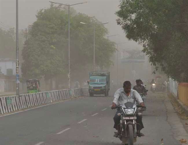 देश के साथ ही प्रदेश में लगातार मौसम करवट ले रहा है। दो दिन बादल रहने के बाद कल धूप के कारण गरमी बढ़ गई। आज मौसम विभाग की चेतावनी है कि आज दिन में मध्य उत्तर प्रदेश के 13 जिलों में तेज आंधी के साथ बूंदाबांदी भी हो सकती है।  मौसम विभाग ने आगाह किया कि अगले दो दिनों में मध्य उत्तर प्रदेश के 13 जिलों में कुछ स्थानों पर गरज के साथ छींटे पडऩे और धूल भरी आंधी आने की पूरी संभावना है। उत्तर भारत का अधिकतर हिस्सा कल भीषण गरमी की चपेट में था। इसके बाद मौसम विभाग ने आज उत्तर प्रदेश के 13 जिलों में कुछ स्थानों पर धूल भरी आंधी और गरज के साथ छींटे पडऩे का पूर्वानुमान जताया है। मौसम विभाग ने आगाह किया कि दो दिनों में फतेहपुर, हरदोई, शाहजहांपुर, बांदा, पीलीभीत, बरेली, रामपुर, मुरादाबाद, मेरठ, बिजनौर, मुजफ्फरनगर, चित्रकूट और सहारनपुर में धूल भरी आंधी और बारिश आ सकती है। इसके साथ ही आज राज्य के कुछ हिस्से में हल्की बारिश का पूर्वानुमान भी व्यक्त किया गया है।  भाग लखनऊ केन्द्र की रिपोर्ट के मुताबिक, पिछले 24 घंटों के दौरान प्रदेश में कुछ स्थानों पर बारिश और गरज-चमक के साथ छींटे पड़ेगें। इस दौरान बरेली, मुरादाबाद, आगरा तथा मेरठ मण्डलों में दिन के तापमान में गिरावट दर्ज की गई। इस अवधि में इटावा राज्य का सबसे गरम स्थान रहा, जहां अधिकतम तापमान 43.6 डिग्री सेल्सियस रिकार्ड किया गया। कल तो फैजाबाद, बरेली, लखनऊ, मुरादाबाद, मेरठ, आगरा, वाराणसी, इलाहाबाद, गोरखपुर तथा झांसी मण्डलों में यह तापमान सामान्य से कम रहा।