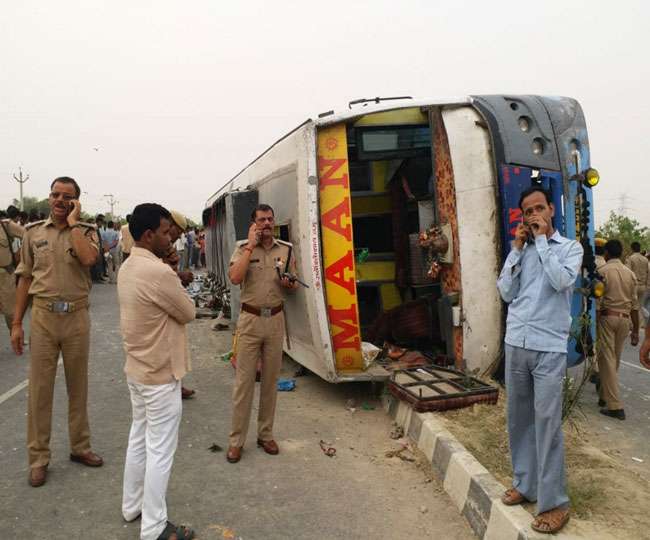 जयपुर से सवारियां लेकर छिबरामऊ जा रही स्‍लीपर कोच मैनपुरी जिले के करहल थाना क्षेत्र के गांव कीरतपुर के पास अनियंत्रित होकर पलट गई। सुबह साढ़े छह बजे हुए इस हादसे में 18 यात्रियों की मौत हो गई, जबकि 32 घायल हो गए। मरने वालों में ज्यादातर उत्तर प्रदेश के फर्रुखाबाद व कन्नौज जिले के बताए जा रहे हैं।  इनमें कई जयपुर में मजदूरी करते हैं और ईद का त्योहार मनाने अपने घर आ रहे थे। अभी तक चार की शिनाख्त हो सकी है। मृतकों में छिबरामऊ (कन्नौज) के दो चचेरे-तहेरे भाई ज्ञानेंद्र और प्रदीप भी शामिल हैं। हादसे की सूचना पर मैनपुरी के जिलाधिकारी प्रदीप कुमार और एसपी अजय शंकर राय मौके पर पहुंच गए है। सभी घायलों को मैनपुरी जिला अस्पताल में भर्ती कराया गया है। गंभीर घायलों को सैफई मेडिकल कॉलेज रेफर कर दिया गया है।   डबल डेकर बस फर्रुखाबाद के मान ट्रांसपोर्ट की है, जो रात पौने नौ बजे जयपुर से फर्रुखाबाद के लिए रवाना हुई थी। इसमें फर्रुखाबाद व कन्नौैज के रहने वाले जरदोजी का काम करने वाले सवार थे। बस में सवारियां इतनी ज्यादा थीं कि कई बस की छत पर भी बैठी थीं। आगरा-लखनऊ एक्सप्रेस वे से बस सुबह छह बजे के आसपास इटावा मार्ग की ओर मुड़ गई।  करहल के पास अचानक संतुलन बिगडऩे से बस डिवाइडर से टकराकर पलट गई। बस के पलटते ही छत पर बैठी सवारियां एक के ऊपर एक आकर गिर पड़ीं। साथ ही बस के अंदर के अंदर बैठी सवारियों में भी कोहराम मच गया। खेतों पर काम करने वाले किसानों व राहगीरों ने पुलिस को सूचना दी और खुद भी राहत कार्य में जुट गई। बस रोजाना जयपुर से सवारियां लेकर फर्रुखाबाद आती है।   बस फर्रुखाबाद के मान ट्रांसपोर्ट की है, जो रात पौने नौ बजे जयपुर से फर्रुखाबाद के लिए रवाना हुई थी। इसमें फर्रुखाबाद व कन्नौैज के रहने वाले जरदोजी का काम करने वाले सवार थे। बस में सवारियां इतनी ज्यादा थीं कि कई बस की छत पर भी बैठी थीं। आगरा-लखनऊ एक्सप्रेस वे से बस सुबह छह बजे के आसपास इटावा मार्ग की ओर मुड़ गई।  थाना दन्नाहार क्षेत्र के पास स्थित गांव कीरतपुर पर ये हादसा हुआ। आसपास के लोगों ने तुरंत थाना पुलिस को सूचना देकर बचाव कार्य शुरू कराया। इसके बाद कई थानों का फोर्स और करीब 12 एंबुलेंस मौके पर पहुंचकर शवों और घायलों को जिला अस्पताल लेकर पहुंचीं। वहां घायलों का इलाज जारी है।  मृतकों की सूची  -प्रदीप (22) पुत्र रामनाथ, निवासी पालपुर, जाफराबाद (कन्नौज, उप्र)  -ज्ञानेन्द्र (19) पुत्र सुमेर सिंह, निवासी पालपुर, जाफराबाद (कन्नौज, उप्र)  -आजाद(30) पुत्र शरफुद्दीन, निवासी अवशेर (कन्नौज, उप्र)  -डिंपी (19)पुत्र अजय सिंह, भरतपुर (फर्रुखाबाद, उप्र) -  -अकील (27) पुत्र फारुख याकूब नगर कन्नौज  -नंदन 14 निवासी पालनगर छिबरामऊ कन्नौज।  -शारुन पुत्र सरफुद्दीन निवासी बावन झाला बिल्हौर कन्नौज।  घायलों की सूची  1-मुकुल (22) जेल चौराहा, मैनपुरी कोतवाली  2-चरन सिंह(58)जेल चौराहा, मैनपुरी कोतवाली  3-मुन्नी देवी (45)मेरापुर, फर्रुखाबाद  4-नंदन (15) पता अज्ञात  5-रिजवान (23), कानपुर  6-मुकुल (22), फतेहगढ़, फर्रुखाबाद  7-आदिल 18, गुरसाईगंज, कन्नौज  8-कुंदन (19), जुनैदपुर, गुरसाईगंज, कन्नौज  9-हरीकृष्ण(37),गुरसाईगंज, कन्नौज  10-सुनीता(23), जुनैदपुर, गुरसाईगंज, कन्नौज  11-रचना मिश्रा (30), मोहल्ला खटराना, फर्रुखाबाद  12-तजीर (25), हलकपुरा, फर्रुखाबाद  13-मु. हसन (27)गुरसाईगंज, कन्नौज  14-रघुराज सिंह(35)न्यू बसेरा, आगरा  15-अफरोज(50) सालिगराम, कन्नौज  16-इरशाद(22), इस्माइलपुर, गुरसाईगंज, कन्नौज  17-फरोज (15),गुरसाईगंज, कन्नौज  18-जमील(32), कमालगंज, फर्रुखाबाद  19-शकील (20), तालेग्राम, कन्नौज  20-रेशमा(18), तालेग्राम, कन्नौज  21-रोहित(46)फर्रुखाबाद  22-राजा (65) फर्रुखाबाद 