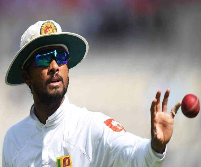 श्रीलंकाई कप्तान दिनेश चांदीमल को बॉल टेंपरिंग मामले में अंतरराष्ट्रीय क्रिकेट परिषद (आइसीसी) ने दोषी पाते हुए उन पर 100 प्रतिशत मैच फीस का जुर्माना और एक टेस्ट मैच का प्रतिबंध लगाया है। वेस्टइंडीज के खिलाफ दूसरे टेस्ट मैच में चांदीमल पर बॉल टेंपरिंग के आरोप लगे थे।  वेस्टइंडीज के खिलाफ दूसरे टेस्ट मैच के दौरान श्रीलंकाई कप्तान को बॉल टेंपरिंग मामले में दोषी ठहराया गया था। उन पर आइसीसी ने गेंद के साथ छेड़छाड़ करने के आरोप लगाए थे जिससे चांदीमल ने साफ इन्कार कर दिया था। प्रतिबंध के चलते चांदीमल बारबाडोस में वेस्टइंडीज के खिलाफ तीसरे टेस्ट में नहीं खेल पाएंगे।