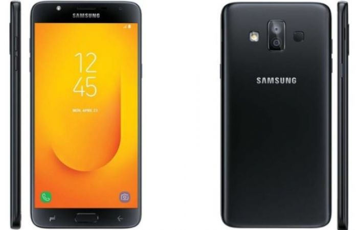 दक्षिण कोरियाई स्मार्टफोन निर्माता कंपनी सैमसंग ने जहां कल galaxy j3 2018, galaxy j7 2018 और गैलेक्सी ए9, गैलेक्सी ए9 स्टार लाइट को लॉन्च कर अपने यूजर्स को एक बड़ा तोहफा प्रदान किया हैं. वहीं अब इसी के साथ अपने यूजर्स को samsung ने एक दोहरा तोहफा प्रदान किया हैं. बता दे कि शानदार स्मार्टफोन निर्माता कंपनी सैमसंग ने अपने 3 बेहतरीन स्मार्टफोन की कीमत में कटौती की हैं.     बता दे कि कंपनी ने J-सीरीज के 3 स्मार्टफोन्स की कीमतों में कटौती कर दी हैं. जिसमे सैमसंग गैलेक्सी J7 डुओ, गैलेक्सी J7 नेक्स्ट शामिल हैं. सैमसंग ने गैलेक्सी J7 डुओ की कीमत में 1000 रु की कटौती की हैं. अब आप इस स्मार्टफोन को 15,990 रुपए में अपना बना सकते हैं. इससे पहले अप्रैल में कंपनी ने इसे 16,990 रुपए की कीमत के साथ मार्केट में उतारा था.     सैमसंग के J7 प्राइम 2 की बात की जाए तो यह स्मार्टफोन कंपनी ने 13,990 रुपए की कीमत के साथ मार्च 2018 में पेश किया था. जो कि अब 12,990 रु की कीमत के साथ खरीदा जा सकता हैं. इस स्मार्टफोन की कीमत में भी कंपनी ने 1 हजार रु की कटौती की हैं. वहीं तीसरे स्मार्टफोन गैलेक्सी J7 नेक्स्ट (32 जीबी) की कीमतों में भी कंपनी ने 1000 रु की कटौती की हैं. इससे पहले भी इस फ़ोन की कीमत में 1000 रु की कटौती की गई थी. इसे 12,990 रु के साथ लॉन्च किया गया था. जिसे आप फिलहाल 10,990 में खरीद सकते हैं. 