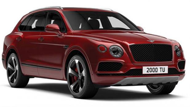 Bentley मोटर्स इंडिया ने देश में Bentayga SUV के V8 वर्जन को लॉन्च कर दिया है. कंपनी ने इसकी शुरुआती कीमत 3.78 करोड़ रुपये (एक्स-शोरूम, मुंबई) रखी है. दूसरे Bentayga रेंज मॉडलों की तरह ही V8 में भी स्लिक लाइन्स मौजूद हैं. हालांकि एक्सटीरियर को अलग लुक के लिए कुछ खास फीचर्स भी दिए गए हैं.  Bentley Bentayga में 4.0-लीटर टर्बोचार्ज्ड V8 पेट्रोल इंजन दिया गया है. ये इंजन 542bhp का पावर और 770Nm का टॉर्क जेनरेट करता है. इस इंजन को ट्रांसमिशन के लिए 8-स्पीड ऑटोमैटिक गियरबॉक्स से जोड़ा गया है. इस SUV की टॉप स्पीड 290km/h की है और 0 से 100km/h तक पहुंचने में इसे लगभग चार सेकेंड लगता है.     V8 का एक्सटीरियर W12 वेरिएंट की तरह ही है. इसमें स्टैंडर्ड तौर पर 21-इंच के व्हील्स दिए गए हैं, हालांकि ग्राहकों के लिए छोटे 20 इंच या बड़े 22-इंच व्हील्स का विकल्प भी मौजूद है. इसके अलावा Bentayga V8 में अपडेटेड फ्रंट ग्रिल दिए गए हैं.  इंटीरियर की बात करें तो इस SUV में वूड एंड लेदर स्टीयरिंग व्हील्स और दरवाजों, डैशबोर्ड और सेंटर कंसोल पर ग्लॉस कॉर्बन-फाइबर  फिनिशिंग दी गई है. इसमें 8-इंच टचस्क्रीन इंफोटेनमेंट सिस्टम भी मौजूद है. साथ ही रियर सीट पैसेंजर्स के लिए 12-इंच बेंटले इंटरटेनमेंट टैबलेट दिया गया है.