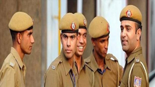 तेलंगाना स्टेट लेवल पुलिस ने पुलिस कांस्टेबल और फायरमैन के पदों पर भर्ती निकाली है. इस भर्ती के लिए 10वीं-12वीं पास उम्मीदवार आवेदन कर सकते हैं. इच्छुक और योग्य उम्मीदवार आधिकारिक वेबसाइट पर जाकर आवेदन कर सकते हैं. इस भर्ती से जुड़ी जानकारी इस प्रकार है-  पदों के नाम  पुलिस, कांस्टेबल और फायरमैन  पदों की संख्या  केवल 16925 पदों पर आवेदन मांगे गए हैं.  UPSSSC: 12वीं पास के लिए निकली वैकेंसी, ऐसे होगा सलेक्शन  योग्यता  उम्मीदवार ने मान्यता प्राप्त बोर्ड से 10वीं और 12वीं पास की हो.   उम्र सीमा  अलग-अलग पदों के लिए उम्र सीमा भी अलग-अलग निर्धारित है. उम्मीदवार की न्यूनतम आयु 18 / 20  वर्ष और अधिकतम आयु 25 /30 वर्ष होनी चाहिए. आयु सीमा में राज्य सरकार के नियमानुसार छूट भी दी जाएगी.  हरियाणा में कांस्टेबल पदों के लिए वैकेंसी, 7110 का होगा चयन  आवेदन फीस  कांस्टेबल के पदों पर आवेदन करने के लिए जनरल और ओबीसी वर्ग के उम्मीदवारों को 800 रूपये जबकि SC/ST आवेदकों को 400 रूपये आवेदन फीस देनी होगी.     सैलरी  16400 से 49870 रुपये.  आवेदन की आखिरी तारीख  ऑनलाइन आवेदन करने की आखिरी तारीख 30 जून 2018 है जबकि आवेदन प्रक्रिया 9 जून से शुरू होगा.  बिहार पुलिस में कांस्टेबल पदों पर भर्ती, 11865 का होगा सलेक्शन  चयन प्रक्रिया  उम्मीदवारों का चयन लिखित परीक्षा और फिजिकल टेस्ट के आधार पर किया जाएगा.  कैसे करें आवेदन  जो उम्मीदवार आवेदन करना चाहते हैं वह तेलंगना की आधिकारिक वेबसाइट पर जाकर आवेदन कर सकते हैं.