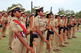 पुलिस महानिदेशक ओपी सिंह केनिर्देश पर अराजपत्रित श्रेणी की महिला पुलिस कर्मियों की वर्दी में बदलाव किया गया है। वे अब जाड़े में पूरे आस्तीन व गर्मी में हाफ बाजू की शर्ट पहनेंगी। शर्ट की लंबाई पूरे बाजू की लंबाई के बराबर होगी। पढ़ें-स्वतंत्र राज्य मंत्री स्वाति सिंह की तबियत बिगड़ी, लोहिया अस्पताल में भर्ती  यानि सावधान की मुद्रा में दोनों बाजू जहां तक जाते हैं, वहां तक शर्ट की लंबाई रहेगी। महिला पुलिस कर्मी शर्ट को पैंट के बाहर करके ही पहनेंगी। शर्ट का कॉलर भी ट्यूनिक की तरह डबल होगा व शर्ट में चार जेब भी होंगी।  इनमें से दो ऊपर और दो नीचे की तरफ होंगी। बदली हुई वर्दी में बेल्ट शर्ट के ऊपर से लगाई जाएगी। इसके लिए शर्ट की साइड में व पीछे दो-दो प्लेन लूप लगाए जाएंगे, ताकि उसके सहारे बेल्ट लगाई जा सके।  पढ़ें-मायावती को आवंटित बंगला नंबर-6 को लेकर सनसनीखेज खुलासा, उच्चस्तरीय जांच शुरू  ‘उप्र पुलिस’ लिखे हुए बकल के साथ कपड़े या नेवाड़ की बेल्ट लगाई जाएगी। डीजीपी ने दो महीने के भीतर सभी महिला पुलिस कर्मियों के  लिए बदली हुई वर्दी पहनना अनिवार्य कर दिया है।