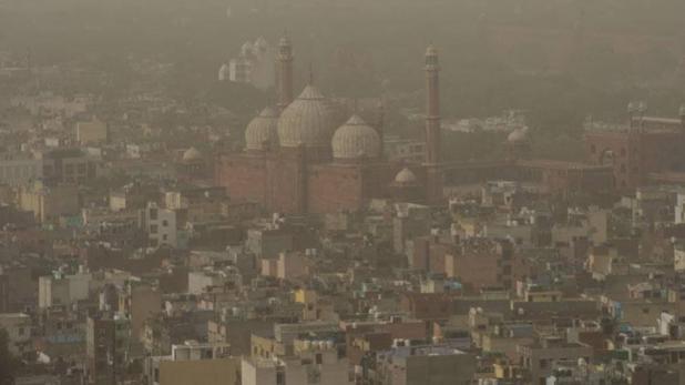 दिल्ली-एनसीआर की हवा चौथे दिन भी जहरीली बनी रही, फिलहाल हवा की गुणवत्ता में थोड़ा सुधार दर्ज किया गया है. दिल्ली हाईकोर्ट की फटकार के बाद तीनों एमसीडी ने बड़े दर्जे पर दिल्ली में पानी का छिड़काव किया. धूलभरी जगहों जैसे दिल्ली के रामलीला मैदान में भी पानी का छिड़काव किया गया जिससे हवा की गुणवत्ता में थोडा सुधार  हुआ.  दिल्ली में छिड़काव के बाद धूल का प्रवाह कम हो गया जिसके कारण शनिवार को भी हवा की गुणवत्ता में कुछ और सुधार होने की उम्मीद है.  दरअसल राजस्थान से सटे पाकिस्तान बॉर्डर पर तेज रफ्तार से लू चल रही हैं, जिसके चलते राजस्थान, दिल्ली और हरयाणा में भी मौसम ने करवट ली. इसका कारण वेस्टर्न डिस्टर्बेंस (पश्चिमी विक्षोभ) को माना जा रहा है. जिसके चलते दिल्ली- एनसीआर में प्रदूषण की मात्रा बढ़ोतरी हुई. 15 से 18 जून तक पश्चिम विक्षोभ की वजह से कुछ इलाकों में धूल भरी हवा चल सकती है और बरसात या बूंदाबांदी हो सकती है.  केंद्रीय प्रदूषण नियंत्रण बोर्ड के डाटा के मुताबिक दिल्ली- एनसीआर में पीएम 10 का स्तर 626 और दिल्ली में 650 दर्ज किया गया वहीं दिल्ली- एनसीआर में पीएम 2.5 का स्तर 162 और दिल्ली में 164 दर्ज किया गया.  दिल्ली हाईकोर्ट ने पूछा था सवाल