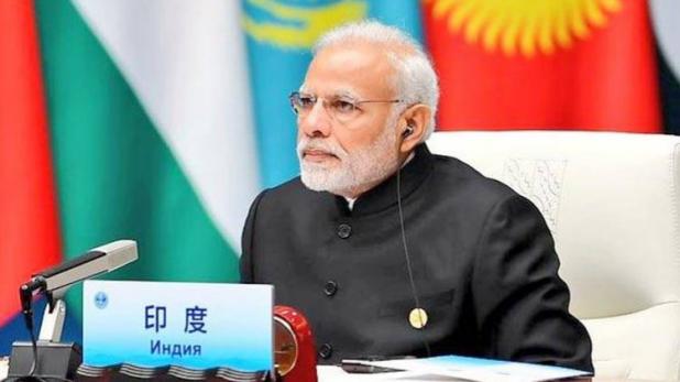 प्रधानमंत्री नरेंद्र मोदी ने आज शंघाई सहयोग संगठन (SCO) शिखर सम्मेलन को संबोधित किया. इस दौरान उन्होंने एससीओ सदस्य देशों को संबोधित करते हुए कहा कि पड़ोसियों के साथ कनेक्टिविटी पर भारत का जोर है.  इस दौरान पीएम मोदी ने कहा कि सुरक्षा हमारी प्राथमिकता है. इसके लिए पीएम मोदी ने एक नया मंत्र भी दिया, जिसे उन्होंने SECURE नाम दिया. उन्होंने कहा कि सुरक्षा के लिए 6 कदम उठाने जरूरी हैं.  साथ ही उन्होंने आतंकवाद से पीड़ित अफगानिस्तान का भी जिक्र किया. पीएम मोदी ने कहा कि राष्ट्रपित गनी ने शांति की तरफ जो कदम उठाए हैं, उनका क्षेत्र में सभी को सम्मान करना चाहिए.  बता दें कि पीएम मोदी शनिवार को अपने इस दो दिवसीय दौरे पर रवाना हुए थे. सम्‍मेलन के स्‍वागत समारोह में आज पीएम मोदी और चीन के राष्‍ट्रपति शी जिनपिंग के बीच मुलाकात हुई. इससे पहले शनिवार को पहुंचते ही मोदी ने SCO समिट से इतर चीनी राष्ट्रपति शी जिनपिंग के साथ द्विपक्षीय वार्ता भी की थी.  पीएम मोदी की हुई शी जिनपिंग से मुलाकात  इससे पहले शनिवार को पीएम मोदी ने चीनी राष्ट्रपति शी जिनपिंग के साथ द्विपक्षीय वार्ता की. इस द्विपक्षीय वार्ता में दोनों नेताओं ने करीब एक महीने पहले वुहान में हुई पहली अनौपचारिक बैठक में लिए गए निर्णयों के क्रियान्वयन पर चर्चा की. पिछले चार साल में यह दोनों नेताओं की 14वीं मुलाकात है.  इस दौरान पीएम मोदी और चीनी राष्ट्रपति शी जिनपिंग की मौजूदगी में दोनों देशों के बीच बाढ़ के आंकड़े उपलब्ध कराने और चावल के निर्यात के नियम सरल बनाने को लेकर समझौतों पर दस्तखत हुए.  पहले समझौते में भारतीय राजदूत गौतम बंबावाले और चीनी उप विदेश मंत्री कोंग शौनयू ने हस्ताक्षर किए. इसके बाद दूसरे समझौते में गौतम बंबावाले और चीनी के मंत्री नी यूफेंग ने दस्तखत किए.  भारत पिछले साल बना SCO का पूर्ण सदस्‍य  बता दें, भारत पिछले साल ही शंघाई सहयोग संगठन (SCO) का पूर्ण सदस्य बना था. SCO के पूर्ण सदस्यों में भारत, चीन, रूस, किर्गिस्तान, ताजिकिस्तान, कजाकिस्तान, पाकिस्तान और उज्बेकिस्तान शामिल हैं. अफगानिस्तान, मंगोलिया, इरान और बेलारूस पर्यवेक्षक (ऑब्जर्वर) हैं.