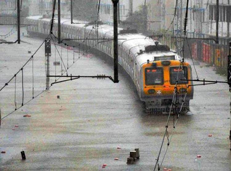 मुंबई में 8, 9 और 10 जून के बीच भारी बारिश का अलर्ट मौसम विभाग ने जारी किया है. कहा जा रहा है कि इन तीन दिनों में मुंबई में भारी बारिश सभी रिकॉर्ड तोड़ सकती है. इस बीच गुरुवार को मुंबई में बारिश ने दस्तक दी. लोअर परेल इलाके में बारिश शुरू हुई जबकि बाकी इलाकों में बादल घिर आए. लोकल ट्रेन सेवा भी प्रभावित हुई. ट्रेनें 20 मिनट लेट हो रही है. अलर्ट के बाद ऐहतियातन एनडीआरएफ की तीन टीमों को तैनात किया गया है.  मुंबई में पहले ही प्री मॉनसून बारिश जन जीवन प्रभावित कर चुकी है. इस कारण प्रशासन पहले से ही सतर्क है. इससे पहले सोमवार को मुंबई में जमकर बारिश हुई थी. यहां 42 मिलीमीटर बारिश होने से शहर में जगह-जगह जलभराव हो गया था.मौसम विभाग का कहना है कि कोंकण और गोवा के ऊपर चक्रवात बनता दिख रहा है, जो महाराष्ट्र के तटों पर पहुंचेगा. इस कारण मुंबई, रत्नागिरी, दहाणु, ठाणे और सिंधुदुर्ग में भारी से बेहद भारी बारिश 8, 9, 10 जून के बीच में हो सकती है.  इसके अलावा 10-11 जून को सूरत और वलसाड में भारी बारिश हो सकती है. इसके अलावा केरल, तटीय कर्नाटक में भी यह चक्रवात भारी बारिश का कारण बन सकता है. उधर, बंगाल की खाड़ी में भी कम दबाव का क्षेत्र बन रहा है. इसकी वजह से 8 से 11 जून तक उड़ीसा, पश्चिम बंगाल, सिक्किम, असम, मेघालय में  जमकर बारिश हो सकती है.