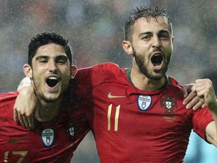 पुर्तगाल और इंग्लैंड ने फीफा विश्व कप फुटबॉल के अंतिम अभ्यास मैचों में अल्जीरिया पर 3-0 से और कोस्टा रिका पर 2-0 से जीत दर्ज की।  अल्जीरिया के खिलाफ मैच में पुर्तगाली से्ट्राइकर गोन्कालो गुइडेस ने दो गोल दागते हुए विश्व कप के मैच में प्लेइंग इलेवन के लिए दावा मजबूत किया। गुइडेस ने बर्नाडो ‍सिल्वा के हैडर के जरिए मिले पास पर पहला गोल दागा। कप्तान क्रिस्टियानो रोनाल्डो के मूव पर ब्रूनो फर्नांडेज ने दूसरा गोल दागा। गुइडेस ने रफेल गुइरेरो के क्रॉस पर अपना दूसरा तथा टीम का तीसरा गोल दागा। पुर्तगाल को विश्व कप में अपने अभियान की शुरुआत 15 जून को स्पेन के खिलाफ करनी है।  इंग्लैंड ने लीड्‍स में हुए मुकाबले में कोस्टश रिका को 2-0 से परास्त किया। मार्कस रशफोर्ड और डैनी वेल्बैक ने इंग्लैंड की तरफ से गोल दागे। इंग्लैंड के मैनेजर गैरेथ साउथगेट ने शनिवार को नाइजीरिया पर 2-1 से जीत दर्ज करने वाली टीम में 10 परिवर्तन किए। इसके बावजूद इंग्लैंड टीम ने पूरे मैच में दबदबा बनाए रखा। इंग्लैंड विश्व कप में अपने अभियान की शुरुआत ट्‍यूनीशिया के खिलाफ 18 जून को करेगा जबकि कोस्टा रिका का पहला मैच 17 जून को सर्बिया से होगा।