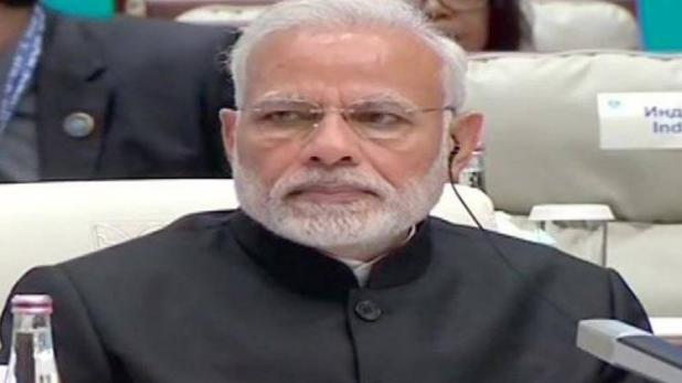 प्रधानमंत्री नरेंद्र मोदी ने आज शंघाई सहयोग संगठन (SCO) शिखर सम्मेलन को संबोधित किया. इस दौरान पीएम मोदी ने कहा कि सुरक्षा हमारी प्राथमिकता है. अमेरिका के राष्ट्रपति डोनाल्ड ट्रंप और उत्तर कोरियाई नेता किम जोंग उन की मुलाकात 12 जून को सिंगापुर में होगी. एक साथ पढ़िए रविवार सुबह की पांच बड़ी खबरें.  सम्मेलन को संबोधित किया. इस दौरान उन्होंने एससीओ सदस्य देशों को संबोधित करते हुए कहा कि पड़ोसियों के साथ कनेक्टिविटी पर भारत का जोर है. इस दौरान पीएम मोदी ने कहा कि सुरक्षा हमारी प्राथमिकता है. इसके लिए पीएम मोदी ने एक नया मंत्र भी दिया, जिसे उन्होंने SECURE नाम दिया. उन्होंने कहा कि सुरक्षा के लिए 6 कदम उठाने जरूरी हैं.  श के मामले में अब जेएनयू छात्रसंघ की पूर्व उपाध्यक्ष शेहला रशीद बैकफुट पर आ गई हैं. दरअसल, शेहला रशीद ने केंद्रीय सड़क परिवहन एवं राजमार्ग मंत्री नितिन गडकरी और राष्ट्रीय स्वयंसेवक संघ (RSS) पर पीएम मोदी की हत्या की साजिश रचने में शामिल होने का सनसनीखेज आरोप लगाया था.   अमेरिका के राष्ट्रपति डोनाल्ड ट्रंप और उत्तर कोरियाई नेता किम जोंग उन की मुलाकात 12 जून को सिंगापुर में होगी. इससे पहले ट्रंप ने चेताया है कि किम जोंग के लिए सिंगापुर शिखर सम्‍मेलन आखिरी मौका है. ट्रंप ने ये बात G7 सम्मेलन के दौरान कही. बता दें, इन दोनों नेताओं की इस ऐतिहासिक मुलाकात के लिए तैयारी भी तकरीबन पूरी कर ली गई हैं और किम जोंग आज सिंगापुर के लिए रवाना होंगे.  लोकसभा चुनाव 2019 की तैयारियों में सभी पार्टियां जुट गई हैं. इस कड़ी में भारतीय जनता पार्टी की ओर से एक ऐसी डिजिटल डॉल तैयार की गई है जो केंद्र सरकार की उपलब्धियां बताएगी. इस डिजिटल डॉल को दिल्ली के सभी रेलवे स्टेशनों और बस अड्डों पर लगाया जाएगा. जिसमें लगी एलसीडी स्क्रीन पर केंद्र सरकार की जनहित नीतियों और योजनाओं की डॉक्यूमेंट्री फिल्में चलेंगी.  अमेरिकी शो क्वांटिको में हिंदू आतंकवाद से जुड़े दृश्य पर प्रियंका चोपड़ा ने माफी मांगी है. बता दें, इससे पहले शो के निर्माताओं ने भी माफी मांगी थी. प्रियंका ने इस मुद्दे पर रविवार को ट्वीट किया, 'क्वांटिको के इस विवादित एपिसोड से कई लोगों की भावनाओं को ठेस पहुंची है. इसके लिए वो दुखी हैं और माफी चाहती हैं. उनका मकसद कभी भी किसी की भी भावनाओं को ठेस पहुंचाना नहीं था.