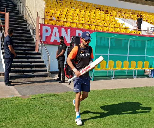 भारतीय कप्तान विराट कोहली ने कहा कि टेस्ट टीम में शीर्ष क्रम की बल्लेबाजी का मसला सुलझाना ही एकमात्र पहलू है तथा उन्होंने पृथ्वी शॉ जैसे युवाओं को पूरे आत्मविश्वास के साथ अपनी प्रतिभा दिखाने के लिये पर्याप्त मौके देने का वादा किया।   कोहली ने कहा कि केवल शीर्ष क्रम में ही प्रयोग किए जा सकते हैं और 18 वर्षीय शॉ से काफी उम्मीदें है जो वेस्टइंडीज के खिलाफ गुरुवार को टेस्ट क्रिकेट में पदार्पण करेंगे। वह केएल राहुल के साथ पारी की शुरुआत कर सकते हैं।  कोहली ने मैच की पूर्व संध्या पर संवाददाता सम्मेलन में कहा, ‘हमने शीर्ष क्रम में बदलाव किए हैं। हम इन लड़कों को शीर्ष क्रम में सहज महसूस करने के लिए पर्याप्त मौके देंगे। हम चाहते हैं कि वे उस पर भरोसा करें जो काम वह कर रहे हैं।’  उन्होंने कहा, ‘निचले क्रम में सभी अपना योगदान दे रहे हैं और उसमें बदलाव की जरूरत नहीं है। रिषभ (पंत) नया है लेकिन अश्विन और जडेजा ने घरेलू पिचों पर कई मैचों में अच्छा प्रदर्शन किया है और उन्हें विदेशों में भी उसे दोहराने की जरूरत है।’   अजिंक्य रहाणे ने पृथ्वी शॉ को लेकर कह दी ये बात, जानकर खुश हो जाएंगे आप यह भी पढ़ें कोहली ने कहा, ‘शीर्ष क्रम का मसला सुलझाने के अलावा मुझे नहीं लगता कि इन दो टेस्ट मैचों में हम बहुत अधिक चीजों पर ध्यान देना होगा। बाकी चीजें अच्छी चल रही हैं।’  दक्षिण अफ्रीका और इंग्लैंड में हार के बाद भारतीय टीम प्रबंधन को अंतिम एकादश में लगातार बदलाव करने के लिये आलोचना झेलनी पड़ी थी। कोहली ने हालांकि पूर्व में लिये गए फैसलों को सही बताया। उन्होंने कहा, ‘आपको मैदान पर अपनी सर्वश्रेष्ठ एकादश चाहिए। पूर्व में अधिकतर बदलाव गेंदबाजी संयोजन में किए गए और लोगों ने इसके दूसरे अर्थ निकाल दिए। जिन गेंदबाजों को बाहर किया गया उन्हें कभी नहीं लगा कि उनके साथ गलत हुआ है।’   हरभजन सिंह ने उठाए चयनसमिति पर सवाल, बोले इस खिलाड़ी के साथ क्यों हो रहा है पक्षपात यह भी पढ़ें कोहली ने कहा, ‘हमारा उद्देश्य हमेशा सर्वश्रेष्ठ एकादश का चयन करना था तथा बल्लेबाजी में हमने अच्छी फार्म में नहीं चल रहे एक दो खिलाड़ियों को छोड़कर ज्यादा छेड़छाड़ नहीं की। हम जहां भी गए हमने परिस्थितियों का अधिक से अधिक उपयोग किया।’  कोहली ने कहा कि अंतिम एकादश का चयन हमेशा परिस्थितियों के आधार पर किया गया। उन्होंने कहा, ‘हम 20 विकेट लेने में सफल रहे क्योंकि हमने परिस्थितियों के हिसाब से खिलाड़ियों का चयन किया। बल्लेबाजी में हम अपेक्षित प्रदर्शन नहीं कर पाए और इसलिए हमें इंग्लैंड में हार झेलनी पड़ी।’   एशिया कप 2018 से विराट को क्यों दिया गया था आराम, रवि शास्त्री ने खोला राज यह भी पढ़ें कोहली ने कहा कि अगले महीने के आस्ट्रेलिया दौरे से पहले निचले क्रम को अच्छा प्रदर्शन करना होगा। उन्होंने कहा, ‘निचले क्रम के योगदान की बात की जाए तो घरेलू परिस्थितियों में हमने अच्छा प्रदर्शन किया है। लेकिन हम वेस्टइंडीज के खिलाफ श्रृंखला को एक मानदंड के रूप में लेना चाहते हैं जो कि हम स्थापित करना चाहते हैं।’  कोहली को एशिया कप में विश्राम दिया गया था और विश्राम के बाद अब वह फिर से अपना सर्वश्रेष्ठ करने के लिए तैयार हैं। उन्होंने कहा, ‘मैं अब शारीरिक ओर मानसिक तौर पर तरोताजा महसूस कर रहा हूं। दक्षिण अफ्रीका और इंग्लैंड दौरे के बाद मुझे विश्राम की जरूरत थी। लोग अमूमन कार्यभार की बात करते हैं लेकिन वे इसके पीछे के सिद्धांत को नहीं समझ पाते। वे मैचों की संख्या को कार्यभार मान लेते हैं।’