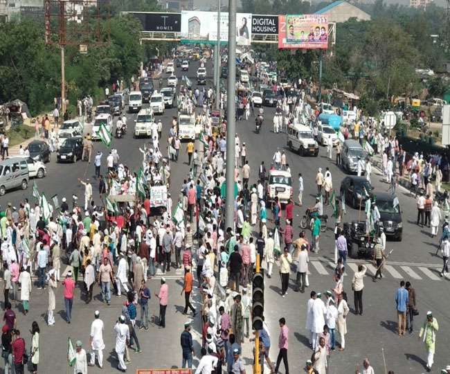 भारतीय किसान यूनियन (भाकियू) के बैनर तले ट्रैक्टर-ट्रॉली, टाटा-407 समेत अन्य वाहनों से लैस किसानों का आधी रात को हुआ समझौता कई सवाल पैदा कर रहा है। इस आंदोलन से किसानों को क्या मिला? यह भी समझ से परे है। लेकिन सबसे बड़ा राज तो यह है कि आखिर 2 अक्टूबर की रात को ऐसा क्या हुआ कि पुलिस-किसान दोनों 'दोस्त' बन गए और किसानों को दिल्ली में दाखिल होने की इजाजत मिल गई। अब धीरे-धीरे इस समझौते की परतें खुल रही हैं।    बताया जा रहा है कि उत्तराखंड और उत्तर प्रदेश से आए हजारों किसानों की मांग सुनने के लिए कोई नेता आगे नहीं आ रहा था। हालांकि, यूपी के सीएम योगी आदित्यनाथ और गृहमंत्री राजनाथ सिंह ने किसान नेताओं से जरूर बात की, लेकिन कोई ठोस आश्वासन नहीं मिला। इसके बाद किसान नेताओं के सामने किसान क्रांति पदयात्रा की सार्थकता का सवाल पैदा हो गया। सवाल यह भी था किसान क्रांति पदयात्रा दिल्ली के राजघाट तक नहीं पहुंची तो वे अपने समर्थकों को क्या मुंह दिखाएंगे, क्योंकि किसान नेताओं ने पदयात्रा राजघाट पर जाकर समाप्त करने का एलान किया था।     दुष्कर्म की सनसनीखेज घटना, युवती ने दूसरी युवती को बनाया 'हवस' का शिकार यह भी पढ़ें सूत्रों के मुताबिक, 2 अक्टूबर को किसान सुबह से लेकर शाम तक पुलिस से भिड़ते रहे। इस दौरान हालात बिगड़ने  पर पुलिस ने लाठी चार्ज भी किया, जिसमें 40 किसान और दर्जन भर पुलिसवाले घायल हुए। लेकिन जैसे-जैसे शाम से रात हुई और रात बीतने लगी किसान नेताओं की बेचैनी भी बढ़ी। इस दौरान किसान नेताओं को यह अहसास हो चला था कि पुलिस बल उन्हें दिल्ली में नहीं घुसने देगा।   इस तरह हुआ किसान-पुलिस में समझौता  सूत्रों के मुताबिक, पुलिस के आला अधिकारी और किसान नेता दोनों ही चाह रहे थे कि मामला जल्द खत्म हो। ऐसे में एक फॉर्मूला पेश किया गया। इस फॉर्मूले के तहत यह तय हुआ कि किसान आधी रात को किसान घाट जाएंगे और 3 अक्टूबर को सुबह उजाला होने से पहले दिल्ली से यूपी लौट जाएंगे। इस पर किसान नेता और पुलिस दोनों राजी थे, लेकिन किसान अपने ट्रैक्टर ले जाने पर अड़ गए। इस पर पुलिस ने शर्त रखी कि रात को ट्रैफिक नहीं होता इसलिए ट्रैक्टर के साथ किसान जाएं, लेकिन रात में ही इन्हें लौटना होगा। दोनों पक्षों में हुए समझौते के तहत ऐसा ही हुआ।   समझौते का हुआ पालन   डीजल गाड़ियों पर प्रतिबंध से ट्रैक्टर को छूट, दिल्ली समेत 4 राज्य के लाखों किसानों को राहत यह भी पढ़ें पुलिस और किसान नेताओं के बीच हुए समझौते के तहत किसानों ने एक से दो बजे के बीच दिल्ली में प्रवेश करना शुरू किया। दो बजे किसान नेता राजघाट होते हुए किसान घाट पहुंचे। समझौते के तहत चार बजे तक किसानों ने यूपी वापस लौटना शुरू किया।   पुलिस ने दिखाई समझदारी, दिल्ली में नहीं प्रवेश करने दिया किसानों को   गुजरात के व्यापारियों से 4.5 करोड़ लूट में सनसनीखेज खुलासा, डॉन दाऊद से जुड़े तार यह भी पढ़ें पुलिस की मानें तो अगर किसानों को मंगलवार सुबह राजधानी में प्रवेश करने देने से दिल्ली की कानून-व्यवस्था बिगड़ सकती थी। पांच हजार से अधिक किसान दिल्ली में प्रवेश करना चाह रहे थे, लेकिन दिल्ली पुलिस ने देर रात तक उन्हें उत्तर प्रदेश-दिल्ली की सीमा पर रोके रखा। किसानों की ओर से हिंसक प्रदर्शन करने पर भी पुलिस ने आपा नहीं खोया।  दिल्ली पुलिस के वरिष्ठ अधिकारी का कहना है कि किसानों को दिल्ली में घुसने से रोकना बड़ी चुनौती थी। स्पेशल ब्रांच से पुलिस को पहले ही सूचना मिल गई थी कि किसान हिंसक रूप भी धारण कर सकते हैं। लिहाजा तीन दिन पहले से पुलिस ने उन्हें सीमाओं पर रोकने की तैयारियां शुरू कर दी थी। प्रदर्शनकारियों को रोकने के लिए पुलिस आमतौर पर दो या तीन स्तरीय बैरिकेड लगाती है, लेकिन किसानों को रोकने के लिए सात स्तरीय बैरिकेड लगाए गए थे।   PM मोदी की एक अपील ने इस क्षेत्र में तोड़ डाले सारे पुराने रिकॉर्ड यह भी पढ़ें सबसे पहले उत्तर प्रदेश पुलिस ने दो स्तरीय बैरिकेड लगाए थे। उसके बाद 40 मीटर की दूरी पर दिल्ली पुलिस की ओर से बैरिकेड लगाए गए थे। यूपी पुलिस के बैरिकेड के बाद दिल्ली पुलिस ने बैरिकेड से पहले पत्थर के बड़े-बड़े टुकड़े रखे थे, जिसे जर्सी बैरियर कहते हैं। इस बैरिकेड को हटाना आसान नहीं होता है।  मंगलवार सुबह जब किसान दिल्ली कूच करने लगे, तब यूपी पुलिस ने उन्हें रोक लिया। अधिकारियों ने किसान नेताओं से बात की, लेकिन वे नहीं माने। किसानों ने जब धमकी दी तो यूपी पुलिस डर गई और उनके आगे घुटने टेक दिए। किसान टै्रक्टर से उनके दोनों बैरिकेड तोड़कर चंद मिनटों में दिल्ली पुलिस के जर्सी बैरियर के पास पहुंच गए।   क्या पलवल की मस्जिद में लगा है पाकिस्तान का पैसा? मेवात के मदरसे भी NIA के रडार पर यह भी पढ़ें ... इस तरह पुलिस ने दिया किसानों को जवाब 2 अक्टूबर को सुबह 11 बजे के आसपास सैकड़ों की संख्या में लाठी लिए किसानों ने जब पुलिसकर्मियों पर हमला बोल दिया तो, उसके बाद हालात को काबू करने के लिए पुलिस ने पहले वाटर कैनन का इस्तेमाल किया, फिर आंसू गैस व रबर बुलेट चलानी शुरू कर दी। पुलिस अधिकारी का कहना है कि बड़ी मुश्किल से किसानों को देर रात तक दिल्ली आने से रोका गया। इस दौरान किसानों से निबटने को पुलिस पल-पल रणनीति बदलती रही। उसके बाद देर रात किसानों को किसान घाट जाने की अनुमति दे दी गई। तब तक करीब 80 फीसद किसान अपने घर लौट चुके थे। किसानों को बेहतर तरीके से नियंत्रित करने के लिए आयुक्त ने अपने कर्मचारियों की प्रशंसा की।  वहीं,  राजेश चौहान (राष्ट्रीय उपाध्यक्ष भाकियू) का कहना है कि कोई कुछ भी कह सकता है लेकिन सच्चाई यही है कि किसानों की मांगों को सीएम योगी आदित्यनाथ से लेकर केंद्रीय गृह मंत्री राजनाथ सिंह के सामने मजबूती के साथ रखा गया। उसी का असर है कि केंद्र की सरकार सात प्रमुख मांगों पर मानने को तैयार हो गई।