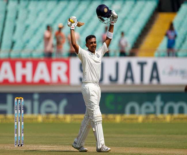भारत और वेस्टइंडीज के बीच पहले टेस्ट में भारत की तरफ से ओपनर पृथ्वी शॉ ने अपने डेब्यू टेस्ट में शतक जमा कर सभी का दिल जीत लिया। केवल 18 साल के इस युवा बल्लेबाज ने तूफानी बल्लेबाजी करते हुए केवल 98 गेंद पर 15 चौको की मदद से अपना शतक पूरा किया।    पृथ्वी शॉ ने अपने पहले टेस्ट मैच में शतक जमाने के लिए 99 गेंदों का सामना किया। इस पारी में शॉ ने 15 चौके जड़े। शॉ अपने पहले मैच में लोकेश राहुल के साथ पारी की शुरुआत करने उतरे, लेकिन जब इन दोनों के बीच तीन ही रन की साझेदारी हुई थी की राहुल आउट हो गए।  इसके बाद पृथ्वी शॉ और पुजारा ने मिलकर भारतीय पारी को आगे बढ़ाते हुए 100 से भी ज़्यादा रन की साझेदारी कर ली है। पृथ्वी शॉ भारत के लिए पहले टेस्ट मैच में शतक जड़ने वाले 15वें खिलाड़ी बन गए हैं। पृथ्वी की बल्लेबाजी देख भारत सहित विदेशी क्रिकेट दिग्गज भी इस युवा बल्लेबाज की पारी की तारीफ करे बिना नहीं रह पाए।